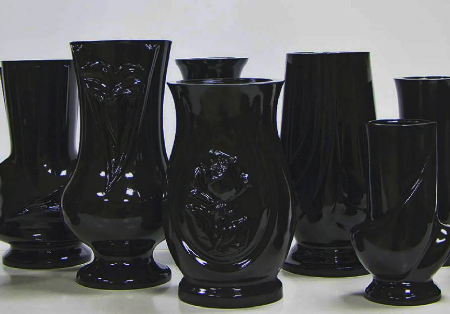 Ритуальные вазы в черном цвете: Символизм, элегантность и уважение памяти