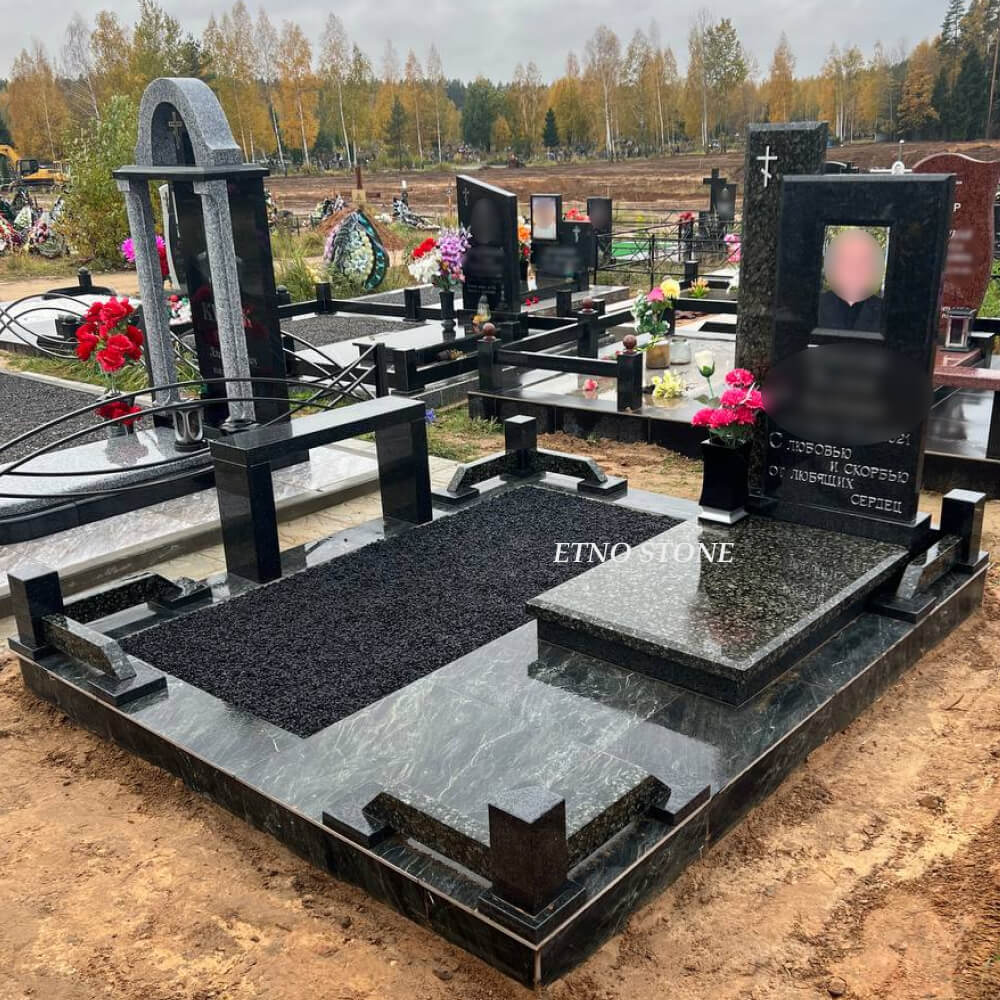 Установленный памятник на могиле